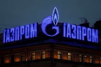 <p>Logotipo da empresa russa produtora de gás natural Gazprom é visto em um anúncio instalado no telhado de um prédio em São Petersburgo, em 14 de novembro de 2013</p>