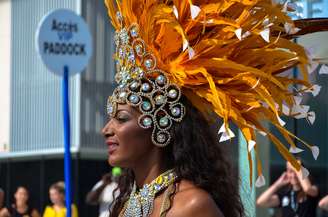 <p>Abertura do desfile de pilotos tem mulatas com sotaque gringo e capoeira</p>