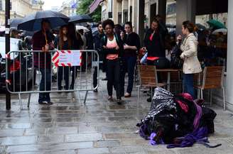 <p>Ao lado da fila para o desfile de Jean Paul Gaultier, um grande emaranhado de tecidos se contorcia sob a chuva fina, provocando reações que iam da curiosidade à indiferença total dos convidados mais apressados</p>