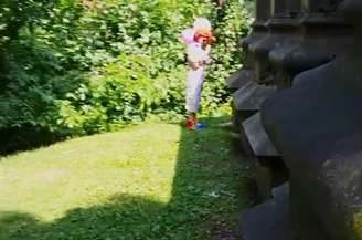 <p>Vídeos mostram o palhaço se escondendo de um cinegrafista amador, em um cemitério norte-americano</p>
