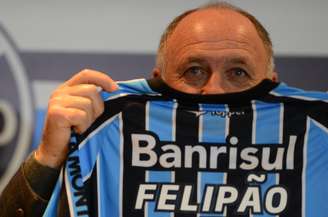 <p>Depois de 18 anos, Luiz Felipe Scolari retornou ao Grêmio. O treinador de 65 anos foi apresentado pelo clube gaúcho nesta quarta-feira, na Arena, e posou com a camisa tricolor</p>