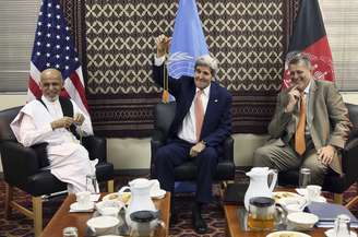 O secretário de Estado americano mediou a assinatura do acordo entre os dois candidatos no Afeganistão