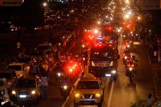 Uma multidão acompanhou o cortejo fúnebre de Eduardo Campos e sua equipe no fim da noite de sábado e início da madrugada deste domingo