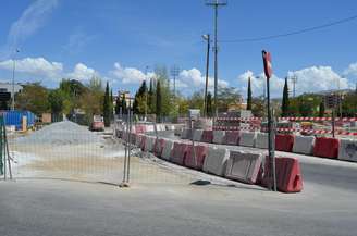 <p>Construção da linha que passa perto do ginásio de Granada começou em 2007 e tem previsão de conclusão para 2015</p>