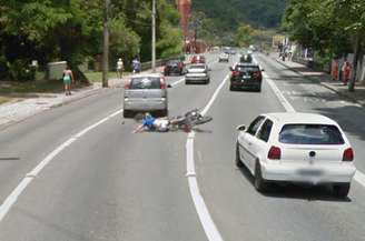 Motociclista caiu diante das câmeras do carro do Google