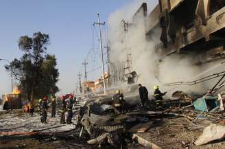 Kirkuk passou por diversos ataques do Estado Islâmico no mês de agosto. Na imagem, soldados curdos conferem estragos de carro-bomba na cidade