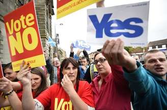 <p>Apoiadores do "sim" e do "não" fazem campanha antes do referendo sobre a independência da Escócia</p>