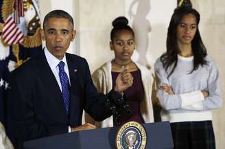 <p>Sasha e Malia pareciam aborrecidas no discurso do pai, Barack Obama, durante o  Dia de Ação de Graças, na Casa Branca, em 26 de novembro</p>