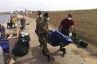 <p>Equipes de socorro localizaram os corpos em alto mar  </p>