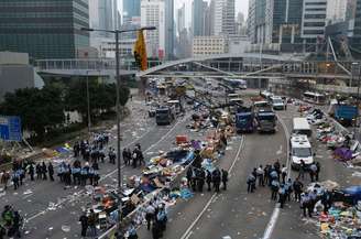 <p>Polícia e funcionários do governo de Hong Kong limpam área de protestos em 11 de dezembro</p>