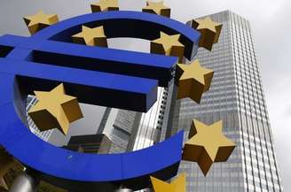 <p>Logo do euro em frente à sede do Banco Central Europeu, em Frankfurt</p>