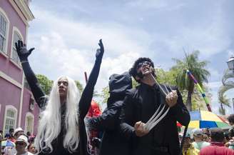Cobiçada pelos estados do Sudeste, Tempestade foi flagrada ao lado de Wolverine no Carnaval de Olinda