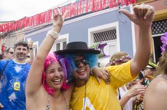 O casal Mariane Teixeira e Pedro Vilarim se conheceu no Carnaval de Olinda em 2003 e, desde, então Mariane sobe na vara todos os anos