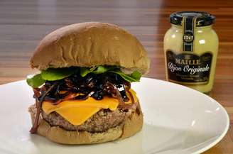 <p><strong>Buddies Burger & Beer:</strong> hambúrguer de 180 g, cheddar, cebola marinada no balsâmico e rúcula (R$ 15)</p>