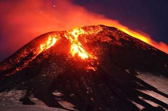 Erupção do vulcão Villarrica, no Chile. 03/03/2015