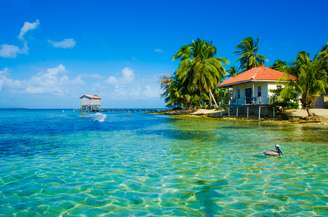 Belize também tem praias exuberantes que atraem os turistas  