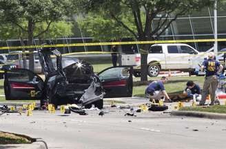 Polícia e FBI em local onde dois homens armados foram mortos no Texas. 04/05/2015