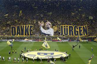 Mosaico da torcida do Borussia Dortmund em homenagem a Klopp, que se despede da "Muralha Amarela"