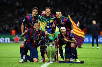 Douglas posou com a taça da Champions ao lado dos brasileiros do Barça