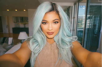 Kylie Jenner pinta cabelo de azul e exibe novo look no Instagram