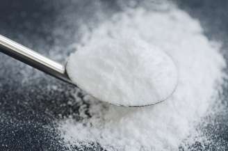 Famoso na cozinha, o bicarbonato de sódio pode esfoliar e hidratar a pele.