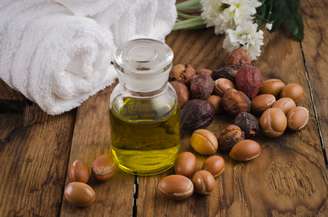 O óleo pode ser usado puro ou misturado a cremes e shampoos.