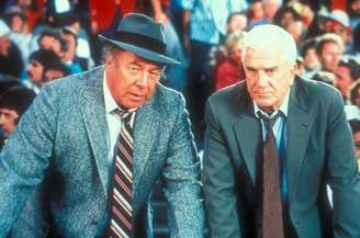 George Kennedy (esquerda) estrelou Corra que a Polícia Vem Aí junto com Leslie Nielsen