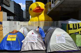 Manifestantes pró-impeachment acampam em frente ao prédio da Fiesp, na Avenida Paulista