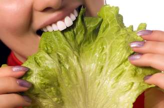 Outra dica legal é sempre iniciar a refeição com um prato de salada e vegetais, que são alimentos que nos obrigam a comer mais devagar por normalmente serem fibrosos ou mais consistentes
