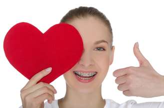 A falta de uma boa higienização bucal não pode causar um infarto diretamente, mas está relacionada com um maior risco de desenvolvimento de doenças cardíacas coronarianas