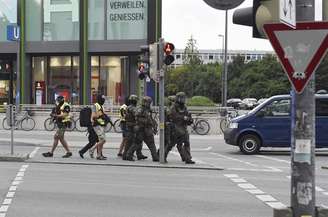 Movimento de policiais do lado de fora do shopping atacado