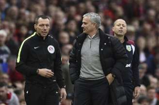 Mourinho foi novamente expulso no último sábado (Foto: OLI SCARFF / AFP)