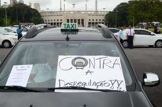 Manifestação de taxistas contra aplicativos como Uber e 99 Táxis na praça Charles Miller, no Pacaembu