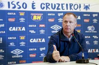 Mano Menezes completará seu 100º jogo no comando do Cruzeiro às 21h45 desta quarta-feira (Foto: Marcello Zambrana/Light Press/Cruzeiro)