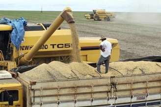 Caminhão recebe carga de soja em uma fazenda em Primavera do Leste, Mato Grosso 07/02/2013 REUTERS/Paulo Whitaker