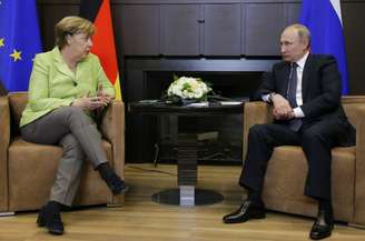 Presidente da Rússia, Vladimir Putin, e chanceler da Alemanha, Angela Merkel, durante reunião em Sóchi, na Rússia 02/05/2017 REUTERS/Alexander Zemlianichenko