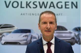Herbert Diess, novo CEO da Volkswagen após coletiva de imprensa na fábrica da montadora em Wolfsburg, Alemanha
13/04/2018
REUTERS/Fabian Bimmer 