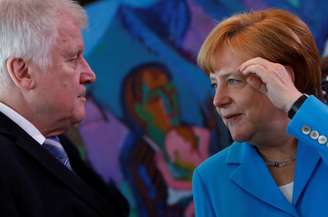 Primeira-ministra alemã, Angela Merkel, conversa com ministro do Interior, Horst Seehofer, antes de reunião no mês passado
13.06/2018
REUTERS/Michele Tantussi