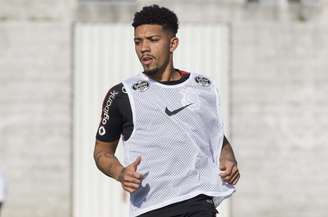Douglas em treino do Corinthians (Foto: Daniel Augusto Jr)
