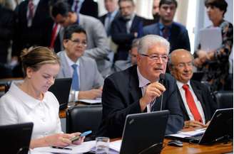 Senadores Roberto Requião (MDB) e Gleisi (PT) serão candidatos