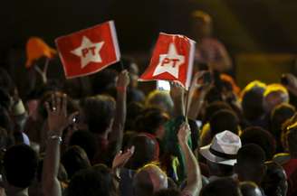 Militantes seguram bandeiras do PT durante protesto no Rio de Janeiro
11/04/2016 REUTERS/Pilar Olivares