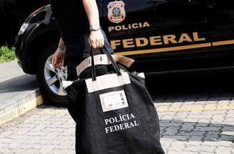 Policial federal carrega uma bolsa ao chegar à sede da Polícia Federal em São Paulo 
4/07/2018
REUTERS/Nacho Doce