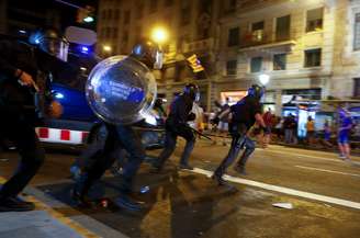 Policiais e manifestantes entram em confronto em Barcelona
01/10/2018
REUTERS/Enrique Calvo