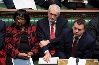 Líder do Partido Trabalhista, Jeremy Corbyn (ao centro), participa de debates antes de votação sobre acordo de May para o Brexit
15/01/2019
UK Parliament/Jessica Taylor/Handout via REUTERS  