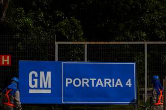 Logo da GM em entrada de planta da montadora em São José dos Campos 22/01/2019 REUTERS/Roosevelt Cassio