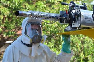 Máquinas conhecidas como 'fumacê' são usadas em aplicação de inseticidas em ruas de Araraquara, interior de São Paulo; cidade registrou 3,8 mil casos e 4 mortes pela dengue