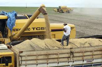 Caminhão é carregado com grãos de soja em Primavera do Leste (MT)
07/02/2013
REUTERS/Paulo Whitaker