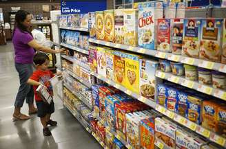 Consumidores fazem compras em supermercado em Bentonville, nos Estados Unidos
05/06/2014
REUTERS/Rick Wilking 