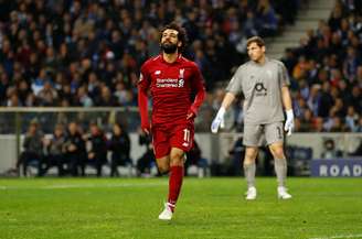 Salah comemora gol na vitória de seu time, o Liverpool, sobre o Porto, que classificou o time inglês para a semi-final da competição com o Barcelona. 17/4/2019  Reuters/Andrew Boyers 