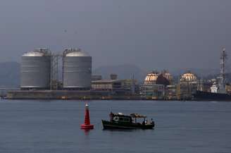 Tanques de armazenamento de gás natural na Baía de Guanabara, Rio de Janeiro 
07/10/2017
REUTERS/Pilar Olivares